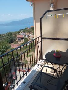 Balkón nebo terasa v ubytování Maravelias Rooms