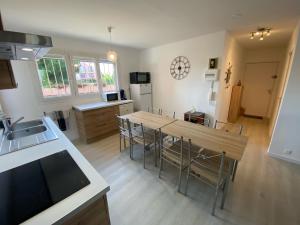 a kitchen and dining room with a table and chairs at Appartement T3 à la Seyne sur mer in La Seyne-sur-Mer