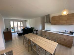 Kuchyňa alebo kuchynka v ubytovaní Appartement T3 à la Seyne sur mer + 6 fotografií
