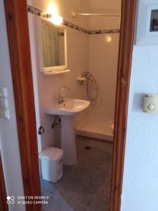 Koupelna v ubytování Maravelias Rooms