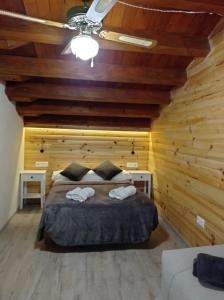 トレンプにあるHort de la Fontの木製の壁のベッドルーム1室