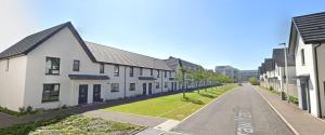 una fila di case in una strada residenziale di Newbuild - 3 bedrooms, 2 baths,5 mins from airport a Edimburgo