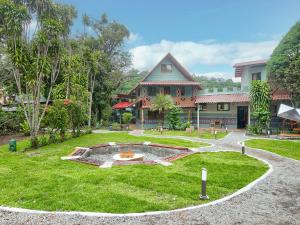 a house with a fire pit in the yard at ONDA Boquete - En Desarrollo in Boquete