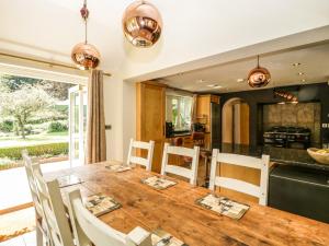 ディバイザスにあるValley Houseの木製のテーブルと椅子のあるキッチンとダイニングルーム