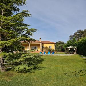 a yard with a house and a gazebo at Casa Prana in Ávila