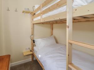 Una cama o camas cuchetas en una habitación  de Arwelfa
