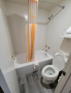Ванная комната в La Quinta Inn by Wyndham Bakersfield South