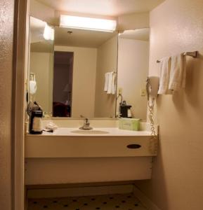 Bathroom sa La Quinta Inn by Wyndham Bakersfield South