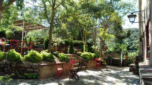 A garden outside Masia El Canalot - Molí Del Pont