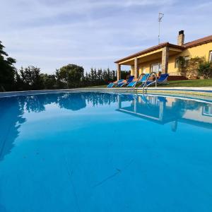 een zwembad met blauw water voor een huis bij Casa Prana in Avila