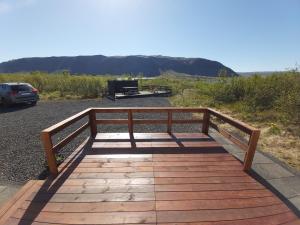 einen hölzernen Gehweg mit einer Bank und einem Klavier in der Unterkunft Cosy Cottage in Golden Circle near Thingvellir in Vaðlækir