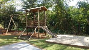 a playground with a slide and a swing at Sitio Espelho Dagua - Brotas SP in Brotas