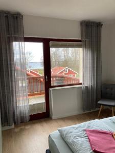 Adlerhorst في Zislow: غرفة نوم بسرير ونافذة كبيرة