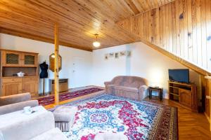 ein Wohnzimmer mit einem Sofa und einem TV in der Unterkunft Apartamenty pod Kotwicą in Ustka