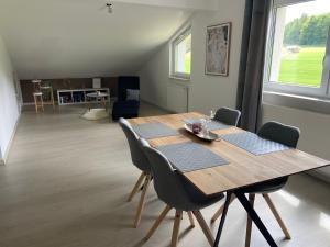 uma mesa de jantar e cadeiras num quarto em Ferienwohnung Burgzauber em Kastellaun