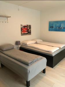 twee bedden naast elkaar in een kamer bij City Center Oslo- Venice Apartment Sea Side Three-Bedrooms and Two Toilettes in Oslo