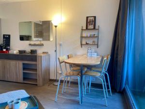 - une cuisine avec une table et des chaises dans la chambre dans l'établissement Le Studio Victoria I -Mon Desert Village -24m2, à Nancy