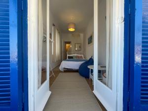 Postel nebo postele na pokoji v ubytování Zoe Apartments No 6 , Hydra Island Greece