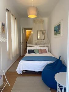 sypialnia z dużym łóżkiem z baldachimem w obiekcie Zoe Apartments No 6 , Hydra Island Greece w mieście Hydra