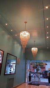 3 lampadari pendenti appesi al soffitto in un ristorante di Hotel Tres Sargentos a Buenos Aires
