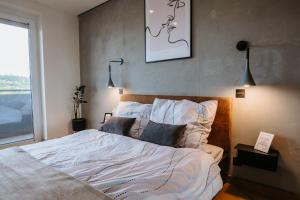 Ένα ή περισσότερα κρεβάτια σε δωμάτιο στο Minimalist Design Penthouse - Kosice Old Town