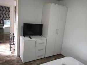 un armadio bianco con una televisione sopra di R i A N A 3 a Eforie Sud