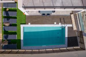 einen Blick über einen Pool in einem Haus in der Unterkunft Anna's Residence with Private Pool in Atsipopoulo