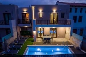 eine Villa mit einem Pool in der Nacht in der Unterkunft Anna's Residence with Private Pool in Atsipopoulo