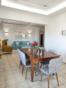 jadalnia z drewnianym stołem i krzesłami w obiekcie Rastoni Chania - Guests Apartment w Chanii