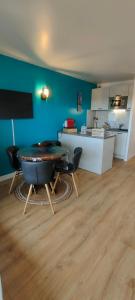 een kamer met een tafel en stoelen en een keuken bij Soleil, Vue & Confort à Tara in Port-Vendres