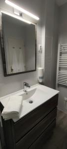 een badkamer met een wastafel en een grote spiegel bij Soleil, Vue & Confort à Tara in Port-Vendres