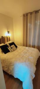 - une chambre dotée d'un lit blanc avec des lumières bleues dans l'établissement Soleil, Vue & Confort à Tara, à Port-Vendres