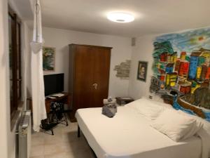 ein Schlafzimmer mit einem Bett und einem Wandgemälde in der Unterkunft Casa Maia in La Spezia