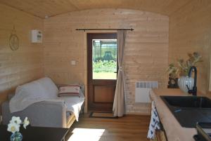 Gallery image of La Roulotte des Mohuques in Mont-Saint-Aubert +11 photos