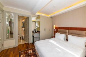 イスタンブールにあるBlue Gilroy Hotelのベッドルーム(大きな白いベッド1台、バスルーム付)