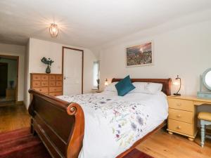 ein Schlafzimmer mit einem großen Bett und einem Schreibtisch in der Unterkunft Riverside 67 Dorchester Road in Dorchester