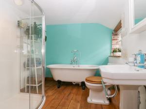 ein Badezimmer mit Badewanne, Toilette und Waschbecken in der Unterkunft Riverside 67 Dorchester Road in Dorchester + 32 Fotos
