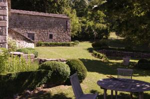 a garden with a table and chairs and a building at Bérard in Intres