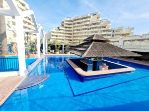 Bazén v ubytování Precioso apartamento con piscinas y vistas al mar. nebo v jeho okolí