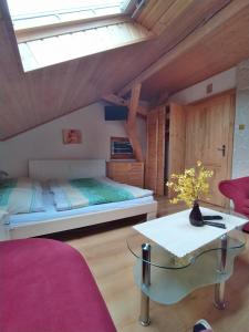 1 dormitorio con 1 cama y 1 mesa en Apartmán v Srní, en Srní