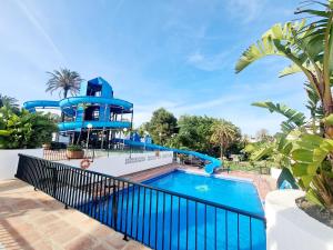 Bazén v ubytování Precioso apartamento con piscinas y vistas al mar. nebo v jeho okolí
