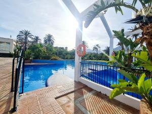 Bazén v ubytování Precioso apartamento con piscinas y vistas al mar. nebo v jeho okolí