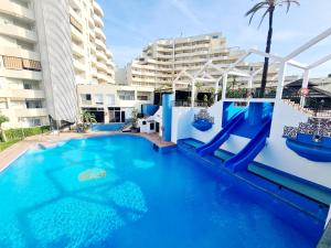 Bazén v ubytování Precioso apartamento con piscinas y vistas al mar. nebo v jeho okolí