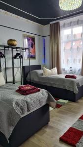 A bed or beds in a room at Best-Preis -Gold Suite- mit Netflix, Self-Check-In, eBike Ladestation, Fahrradraum, WLAN, Netflix und Massagesessel - direkt am Elberadweg im Herzen von Wittenberge