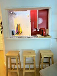 kuchnia lego z dwoma stołkami i ladą w obiekcie Bonito Apartamento en Algarrobo-Costa w mieście Algarrobo-Costa