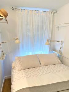 Bonito Apartamento en Algarrobo-Costa tesisinde bir odada yatak veya yataklar
