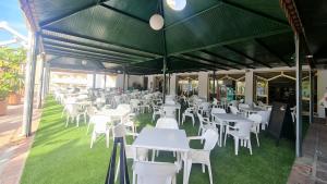 Restaurace v ubytování Precioso apartamento con piscinas y vistas al mar.