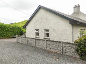 una casa blanca con una valla delante en Borahard Lodge, en Newbridge