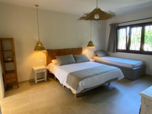 מיטה או מיטות בחדר ב-Mas Les Oliveres
