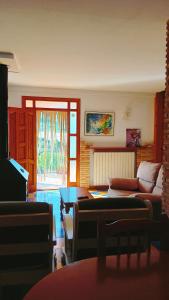 un soggiorno con divano e tavolo di Casa Poniente - Casa Rural Los Cuatro Vientos a Moratalla